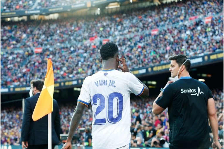 《メッシとロナウド不在の寂しさ》カメラマンが見たクラシコの新風景　17歳ガビや仲良しバルサ＆レアルサポ、殊勲ビニシウスへの“罵倒”(40)