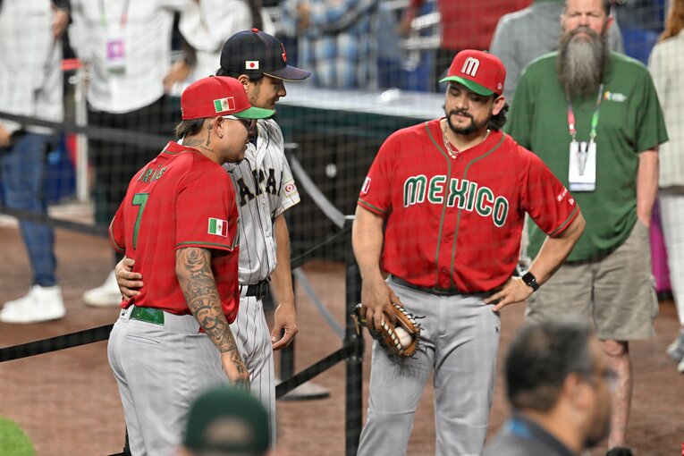 みんなダルビッシュと話したい…メキシコ戦前　©Naoya Sanuki