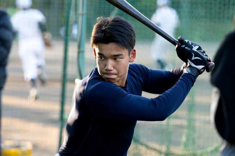 力強いスイングを見せる森井　©Takashi Shimizu