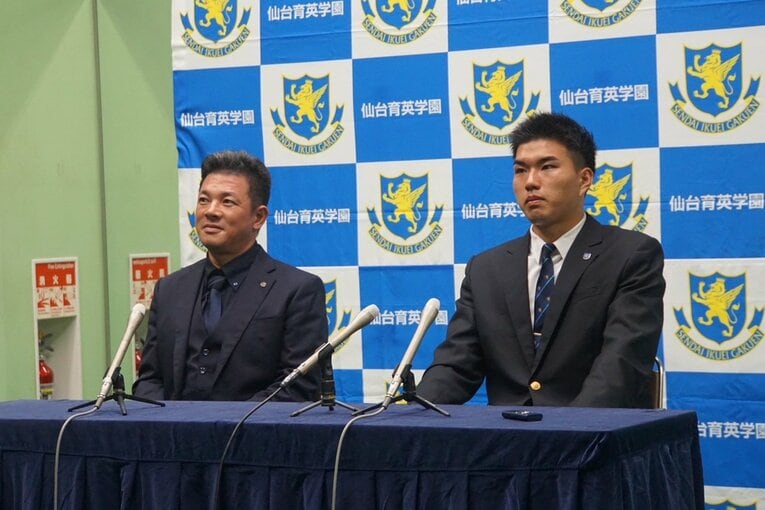 オリックス3位指名直後、記者会見を開いた。進行役は須江監督が務めた　©Kei Nakamura