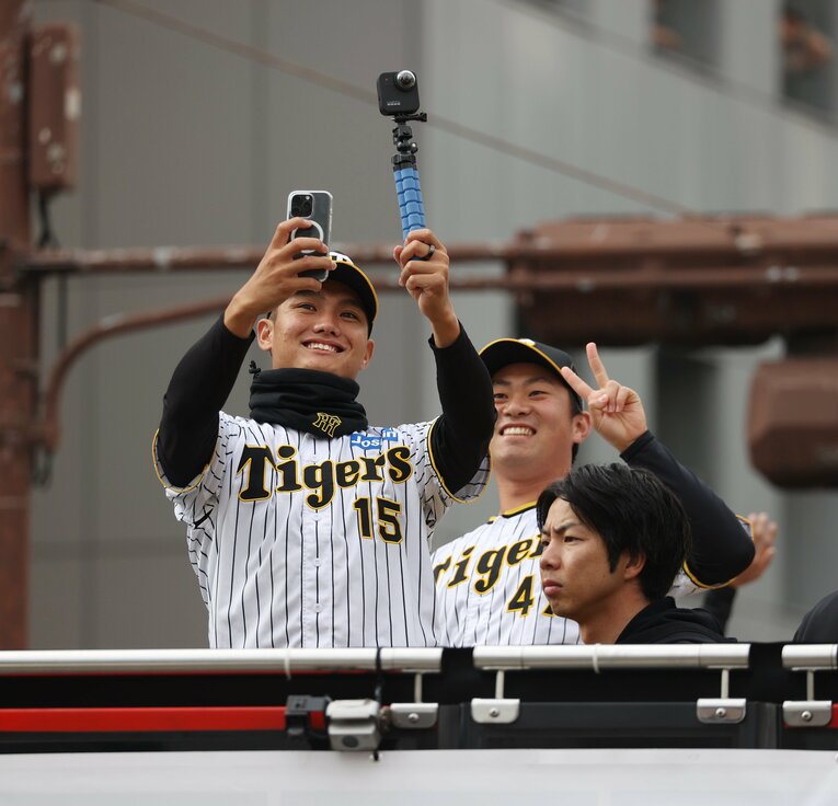 2023年優勝パレードで桐敷拓馬（後方）と笑顔で写真を撮る西純矢。復活が待たれる　©︎JIJI PRESS