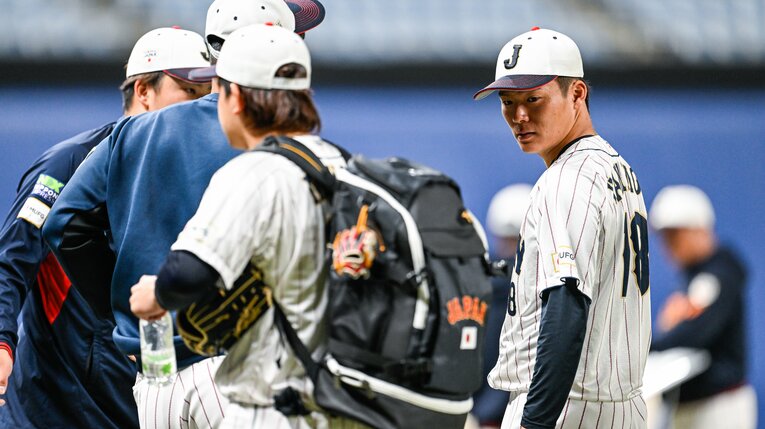 宮城のリュックが気になる山本由伸　©︎Nanae Suzuki