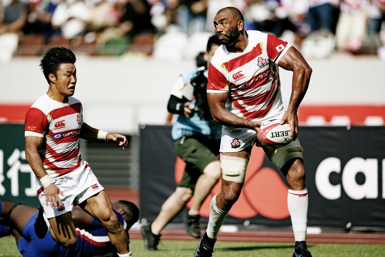 FLリーチ マイケル（右）を並走するSH齋藤直人のフォロー ©︎Kiichi Matsumoto