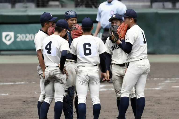 昨夏の甲子園交流試合。花咲徳栄と対戦した大分商。当時2年の三代祥貴も出場していた ／ photograph by KYODO
