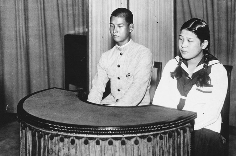 前畑秀子（右）、豊崎康治 ／ photograph by BUNGEISHUNJU