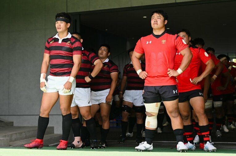 春季大会の最終節で帝京に21-60と完敗を喫した早稲田。大田尾監督がキーマンに指名する主将の伊藤大祐（左）にとっては学びの多いゲームだった ／ photograph by Yuka Shiga