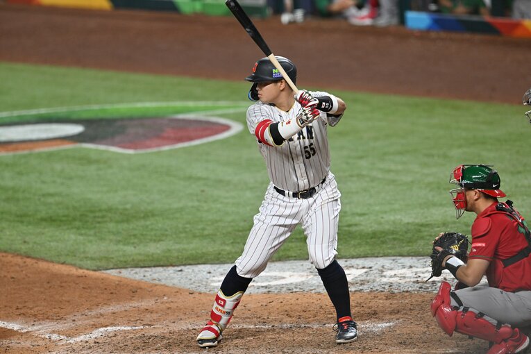 栗山が選択したのはこの日3三振の村上に託す一手だった　©Naoya Sanuki