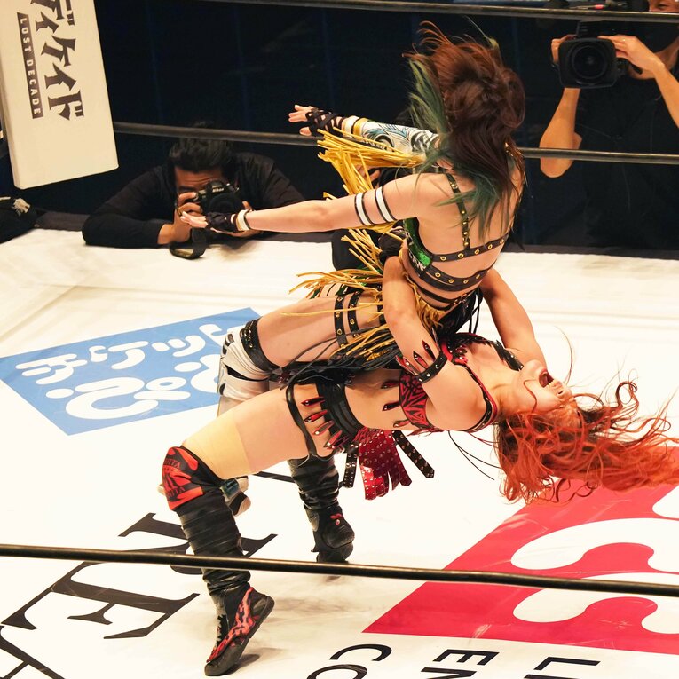 上谷沙弥にジャーマンスープレックスを放つ林下詩美。2021年3月3日、日本武道館　©Essei Hara