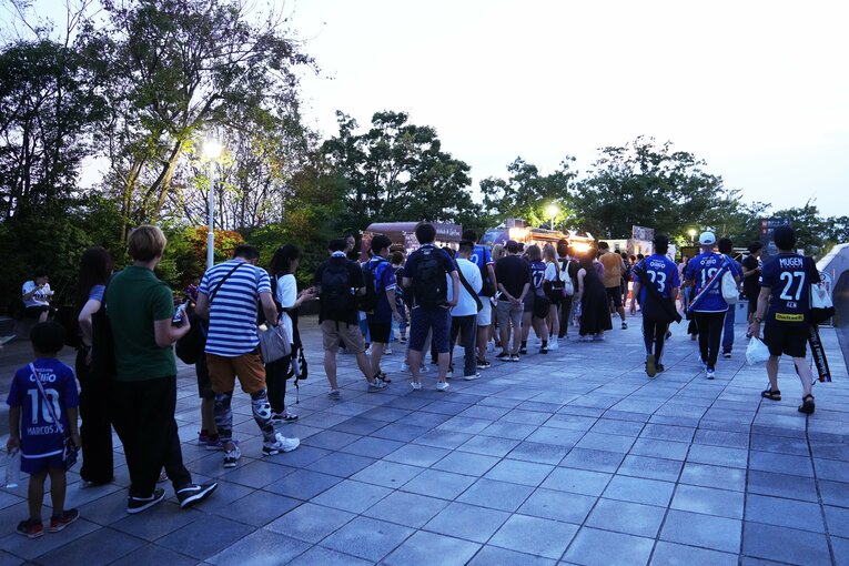 取材当日は多くのキッチンカーで長い行列ができていた