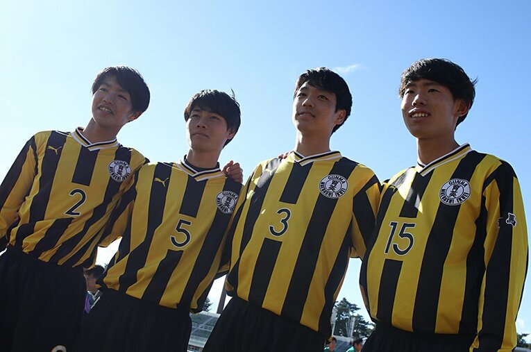 選手権優勝した当時の最終ラインで写真に収まった角田（3番）。左から後藤田（青山学院大）、松田（G大阪）、渡邊（金沢） ／ photograph by Takahito Ando