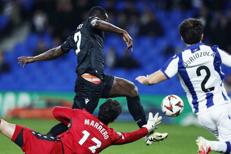 久保建英が「ベンチで同僚を爆笑させてる」“最高の1枚”を撮影後…過密日程に「ちょっとツラいかな」本人が語った“意外な理由”を思い出す(5)