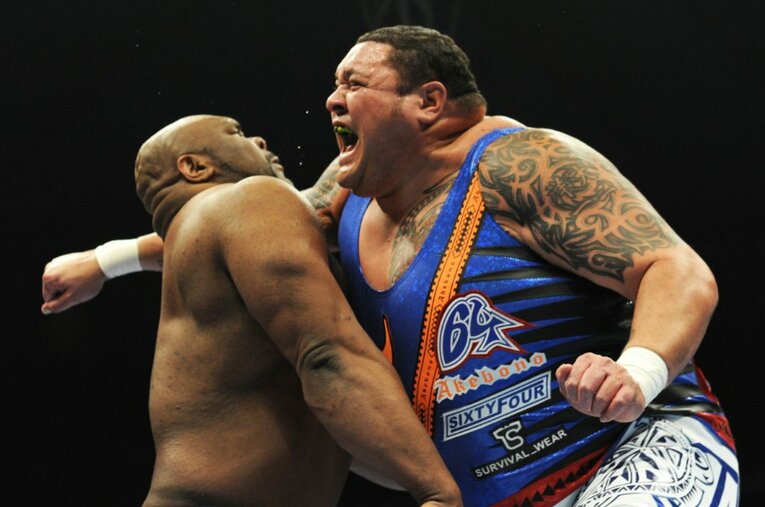 “因縁”のボブ・サップにプロレスのリングでラリアットを見舞う曙。2013年1月4日、東京ドーム ／ photograph by Essei Hara