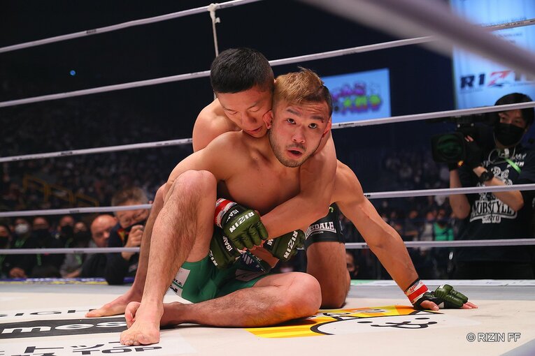 中堅戦。扇久保博正vs.堀口恭司　©RIZIN FF