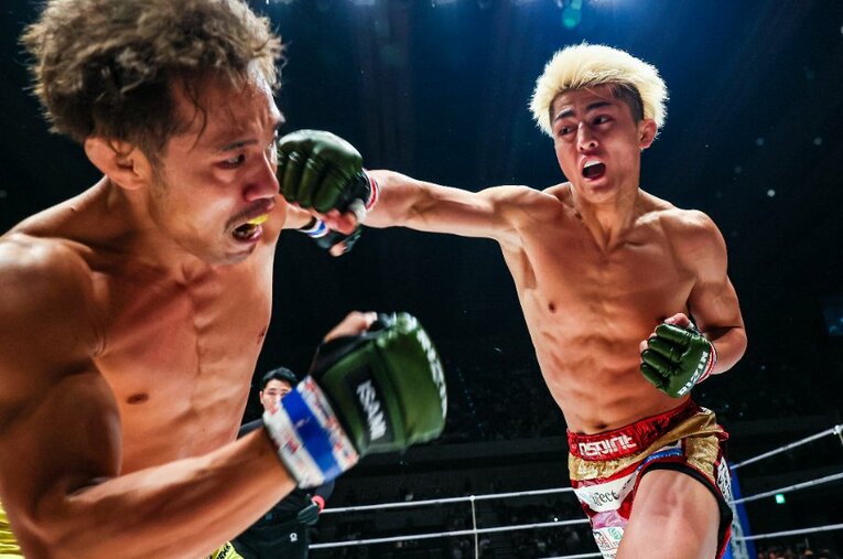 パンチのコンビネーションで金原正徳を攻め立てる鈴木千裕 ／ photograph by RIZIN FF Susumu Nagao