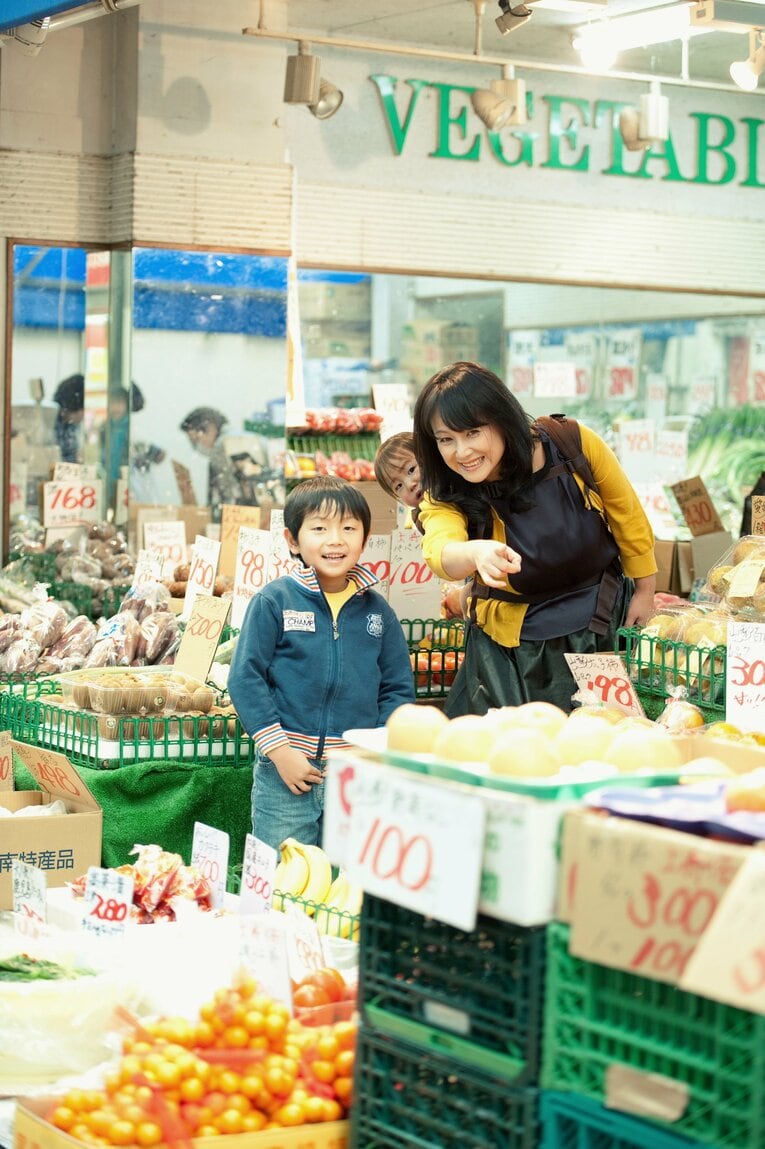 2人の息子と商店街で買い物をする貴重な家族写真　©Mami Yamada