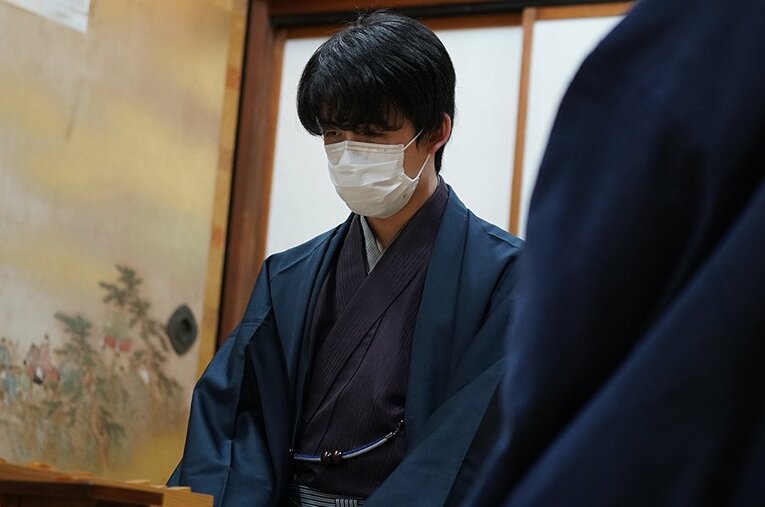 京都・仁和寺で行われた竜王戦第2局での藤井聡太 ／ photograph by 日本将棋連盟
