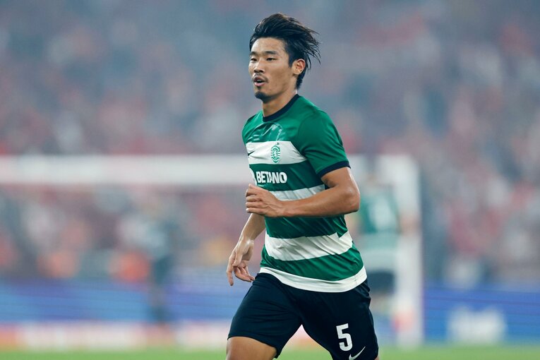 ゴールを祝う仲間のもとに向かう守田　©Daisuke Nakashima