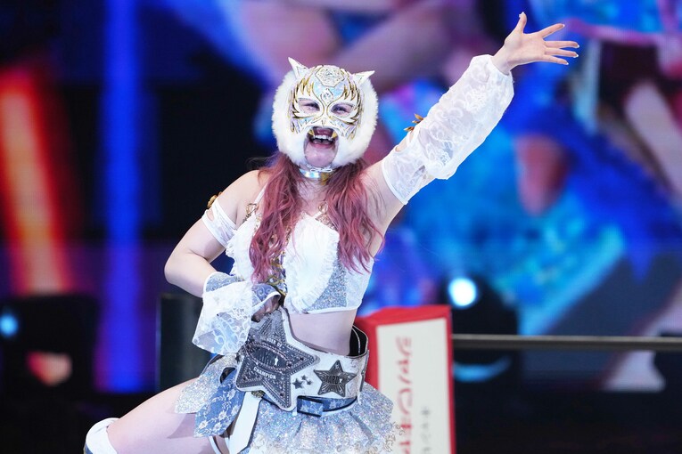 白いベルトを腰に巻き、歓声に応えるスターライト・キッド　©Masashi Hara