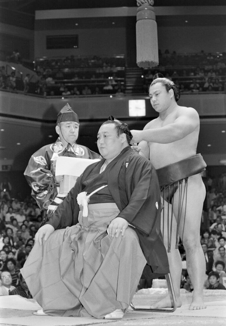 1986年5月、隆の里の断髪式でハサミを入れる横綱千代の富士　©JIJI PRESS