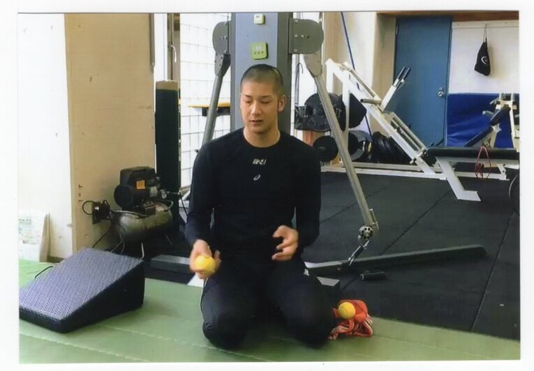 復帰直後の横田さん。鳴尾浜球場トレーニングルームにて　写真は『奇跡のバックホーム』P149より