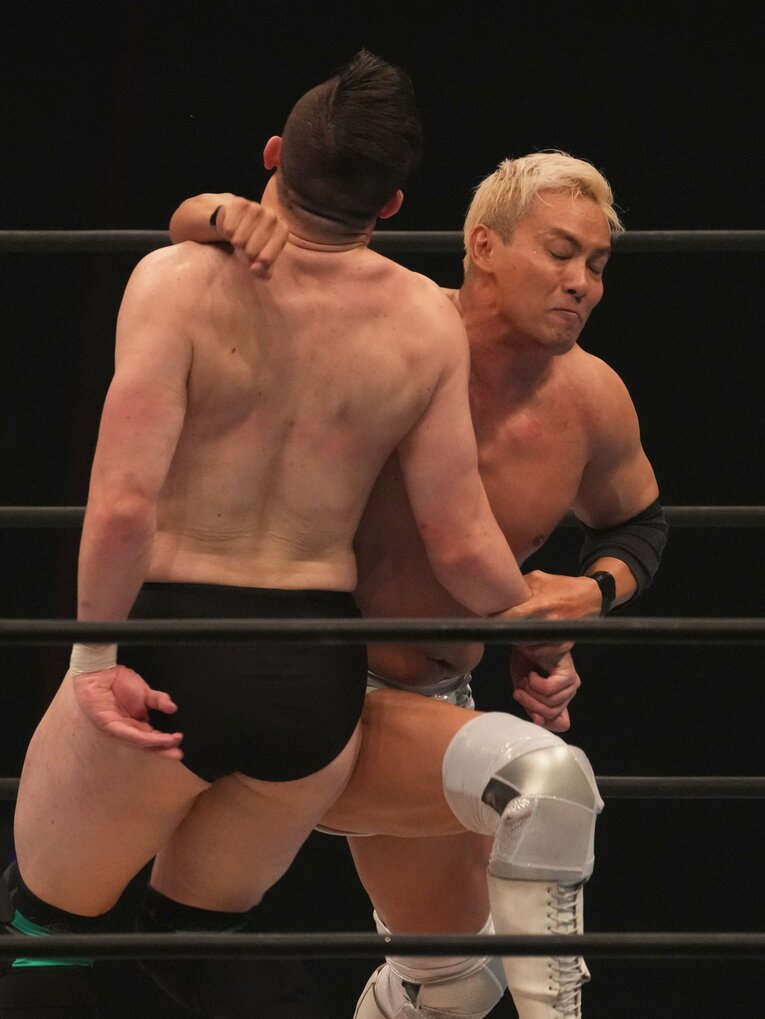 カラム・ニューマンにレインメーカーを見舞うオカダ・カズチカ　©Essei Hara