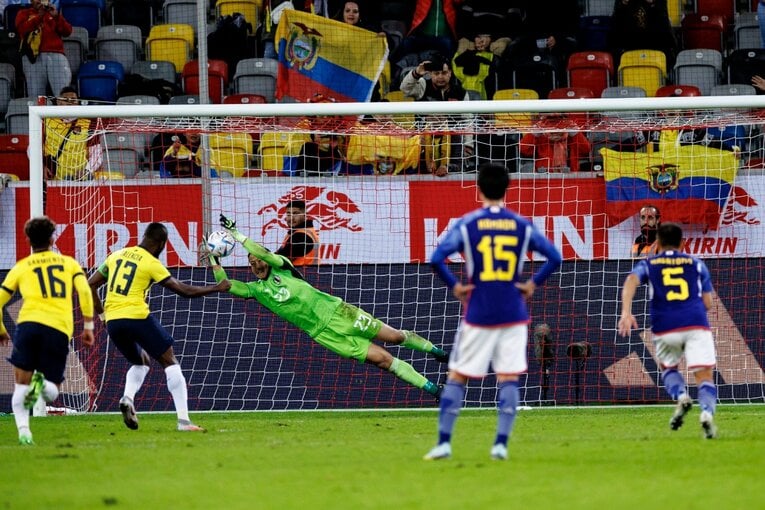 エクアドル戦、シュミット・ダニエルのPKストップ連続写真（5／6） ©Kiichi Matsumoto