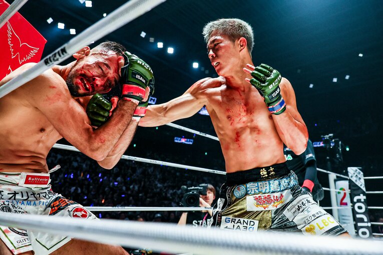 秋元の右パンチがクレベルの顔面を捉える　©RIZIN FF Susumu Nagao