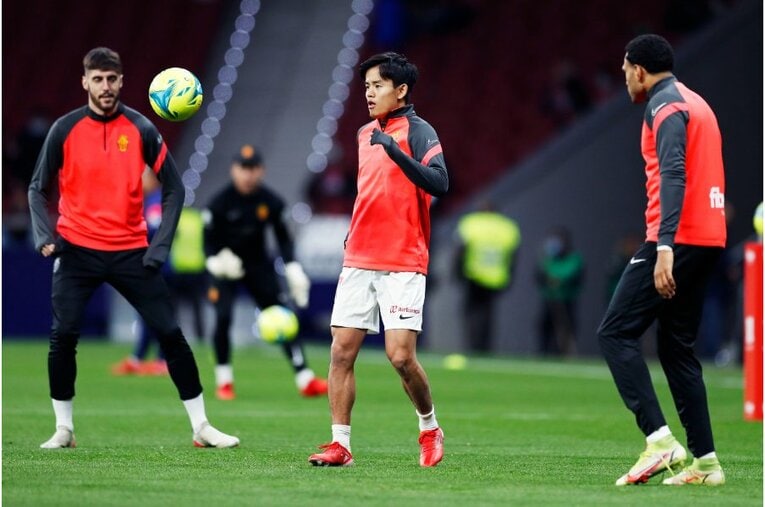 久保建英が“鉄壁アトレティコDF”をミスらせた　今季初ゴール写真に感じる「タケの厄介さ」とは〈撮影者の視点〉(4)