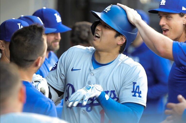 ホワイトソックス戦で2試合連続となる先頭打者本塁打を放った大谷。仲間からの手荒い祝福に、思わずこの表情　©Icon Sportswire/Getty Images