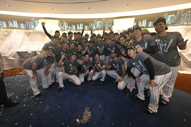 WBC優勝後のビールかけ。このときは近藤健介もいた　©代表撮影