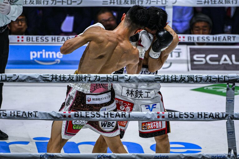 右アッパーの連打でガードをこじ開ける中谷潤人　©Takuya Sugiyama