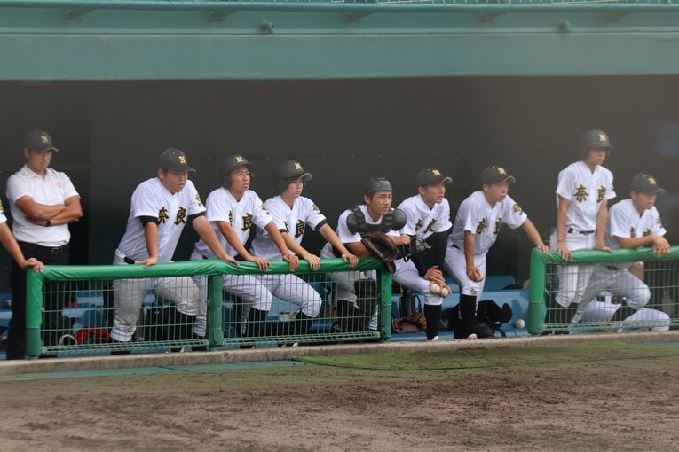 ベンチからチームメイトを応援する奈良高校野球部員たち　©Fumi Sawai