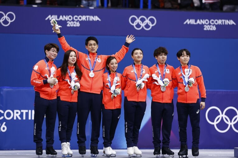 表彰台で笑顔の日本チーム　©Sunao Noto／JMPA