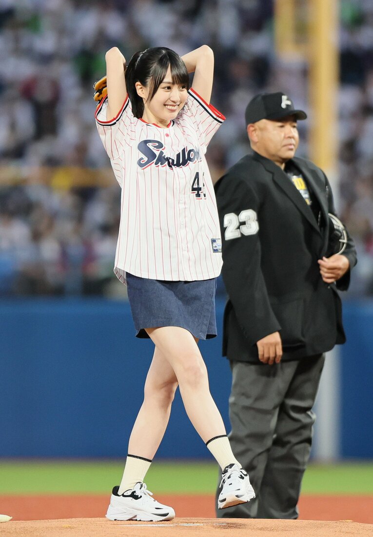 ヤクルト開幕戦始球式は「乃木坂46」の賀喜遥香さん（1／2枚）　©JIJI PRESS