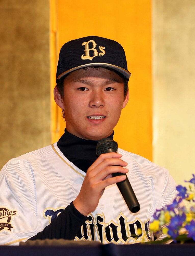 入団会見で抱負を述べる山本由伸（2016年12月）©️Sankei Shimbun