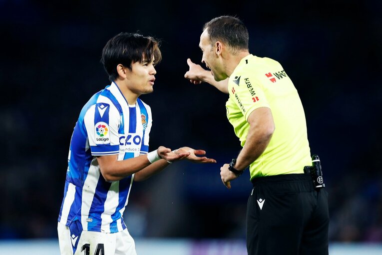 「“クボの疑惑PK”を写真で見ると」「日本代表ユニの少年も」ダービー熱狂のゴラッソ…映像で伝わりきらない“MVP久保建英”の英雄ぶり(28)