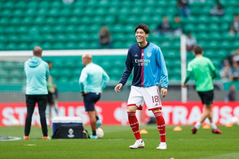 「モリタ、モリタ」とポルトガル地元カメラマン称賛…冨安健洋vs守田英正が「試合後にユニ交換」“EL日本人対決”を撮った(3)