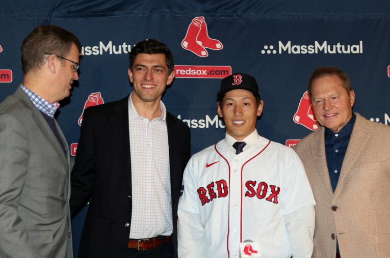 レッドソックスの入団会見で笑顔を見せた吉田正尚 ／ photograph by JIJI PRESS