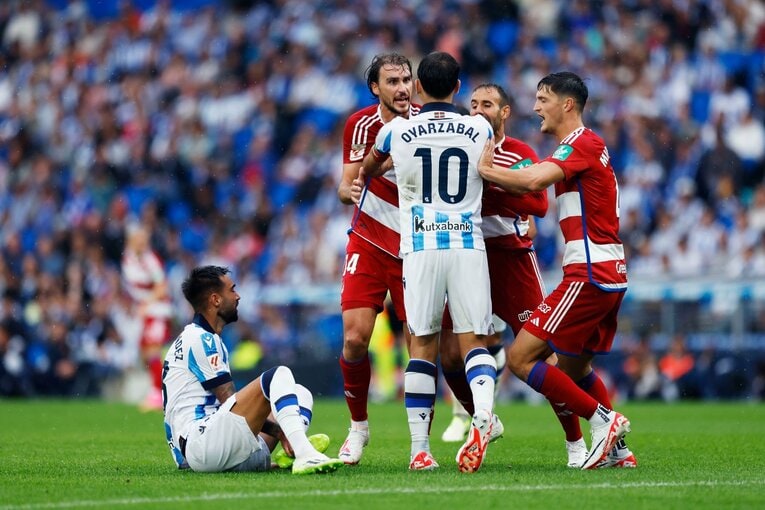 一触即発ムードを収めるオヤルサバル　©Daisuke Nakashima