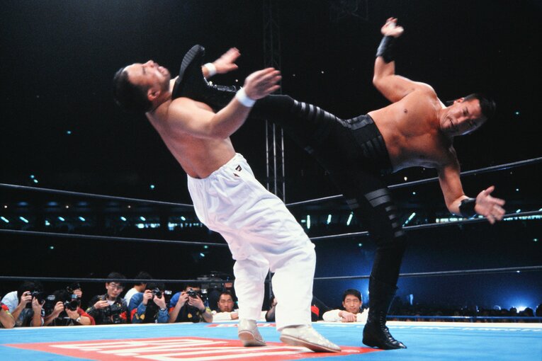 越中詩郎（左）にケンカキックを見舞う蝶野正洋（1998年）©︎Yukio Hiraku/AFLO