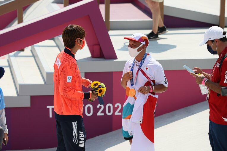 コーチとして見守った早川さん（右）に金メダルをかける堀米　©︎Kaoru Watanabe/JMPA