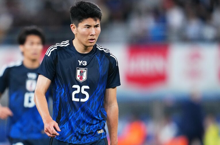 ブラジルから初めて勝利したサッカー日本代表。左CBとしてスタメン出場した鈴木淳之介（22歳）は攻守に躍動した ／ photograph by AFLO SPORT