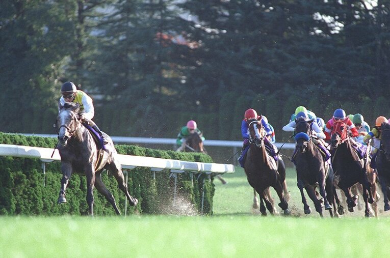 後続を大きく引き離して京都競馬場のコーナーを回るセイウンスカイ。直線に入った時点で勝負ありという完璧な逃げ切りだった ／ photograph by Sankei Shimbun