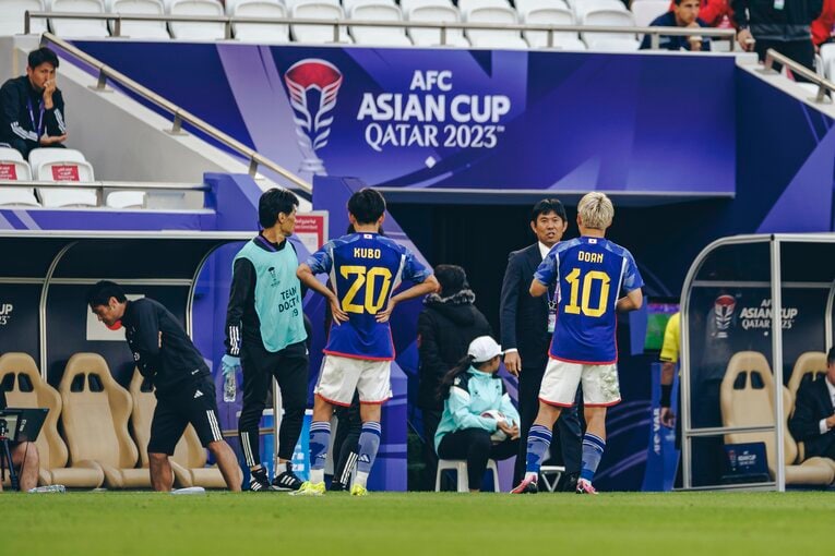 森保監督の指示を受ける久保と堂安　©Kiichi Matsumoto