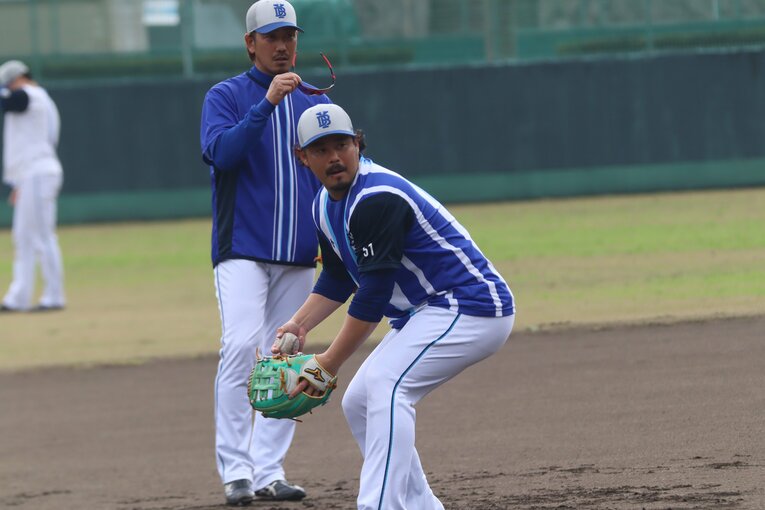 ノックを受ける宮﨑と藤田一也