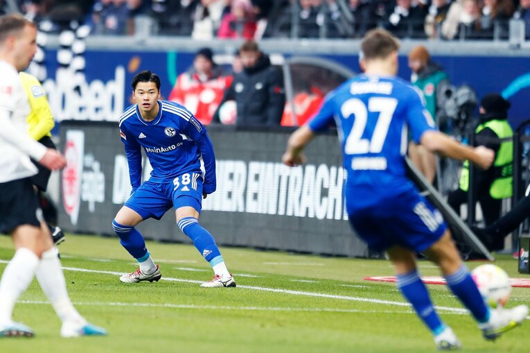 「1年前はJ2→ドイツ5部」上月壮一郎22歳の堂々1部デビュー…長谷部誠と握手、鎌田大地vs吉田麻也のW杯組対決も〈現地撮影〉(18)