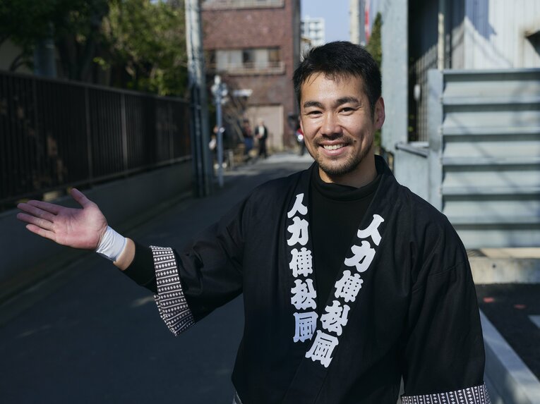 浅草ナンバーワンのイケメン車夫としても有名な児玉さん　©︎Yuki Suenaga