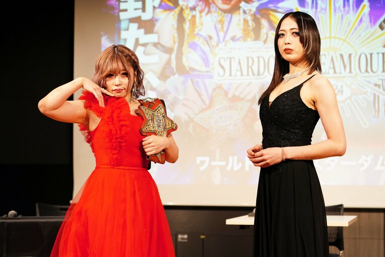 調印後にポーズを取る中野たむと上谷沙弥　©Essei Hara