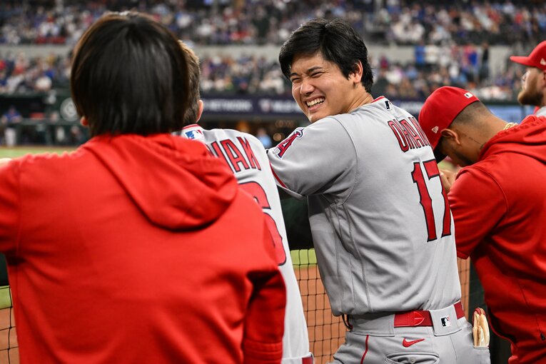 ベンチで笑う大谷　©Nanae Suzuki