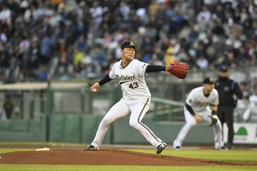 金子弌大が認め、山本由伸は憧れ。神戸で実現したオリ新旧エース対決。<Number Web> photograph by Kyodo News